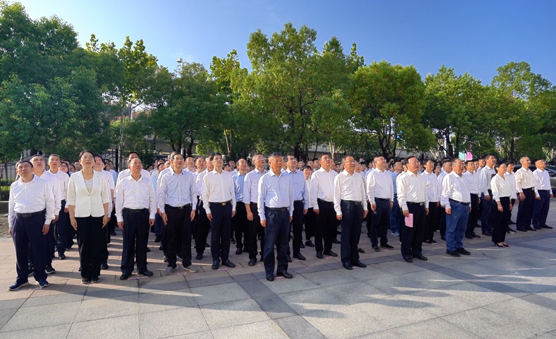 省交通運輸廳舉行慶祝新中國成立75周年升國旗儀式